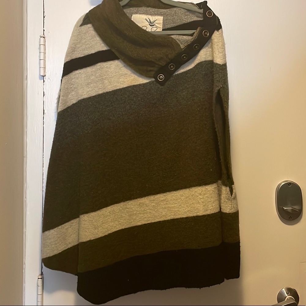 Warm, versatile poncho to elevate your outfit in the fall and winter